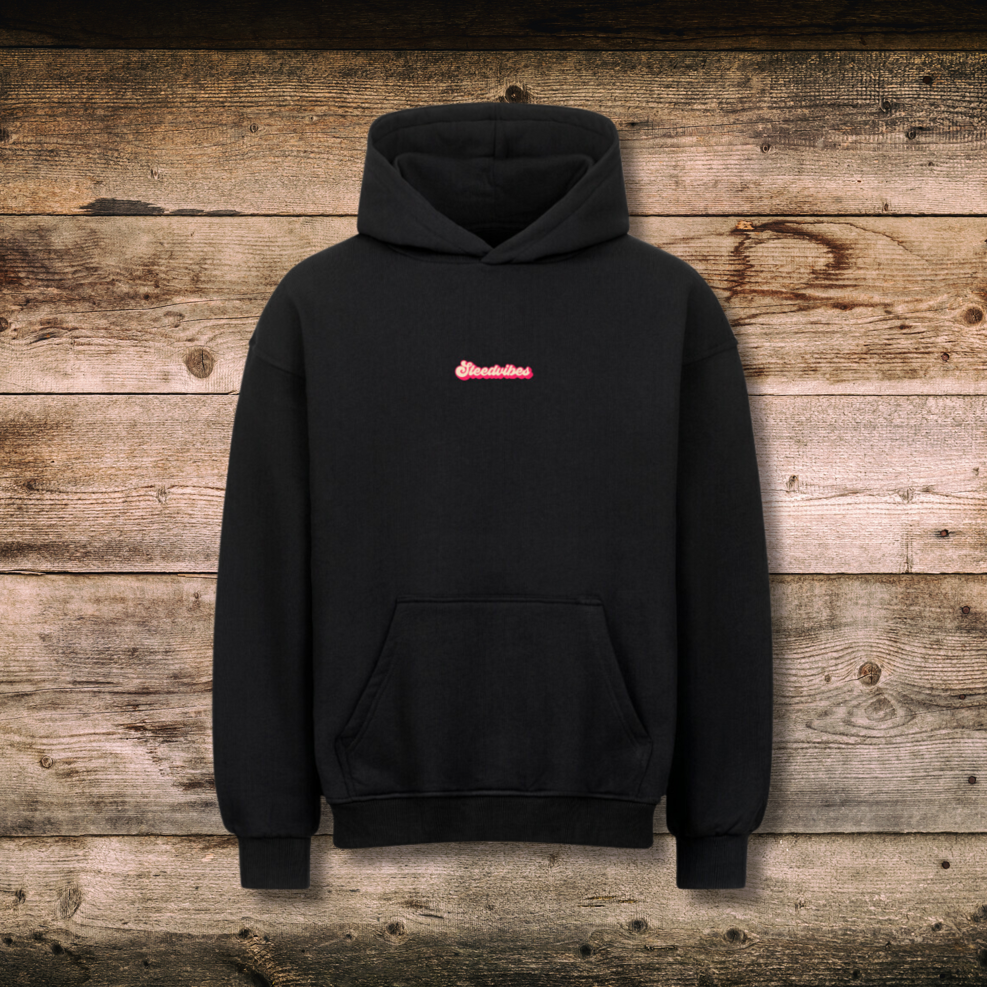 Oversized Damen-Hoodie GOOD RIDES in Schwarz vorne auf Holz