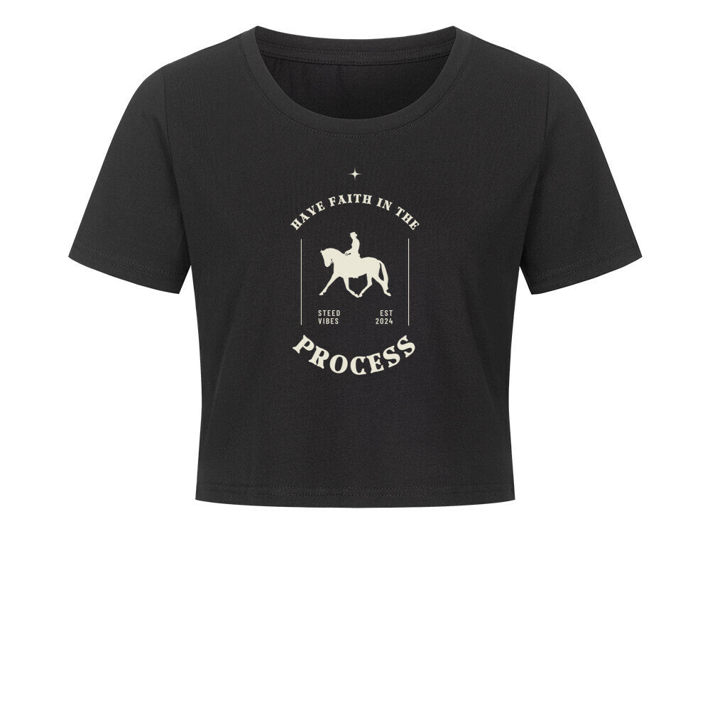 Cropped Shirt mit Spruch HAVE FAITH IN THE PROCESS in Schwarz - vorne