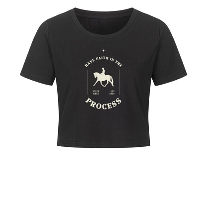 Cropped Shirt mit Spruch HAVE FAITH IN THE PROCESS in Schwarz - vorne