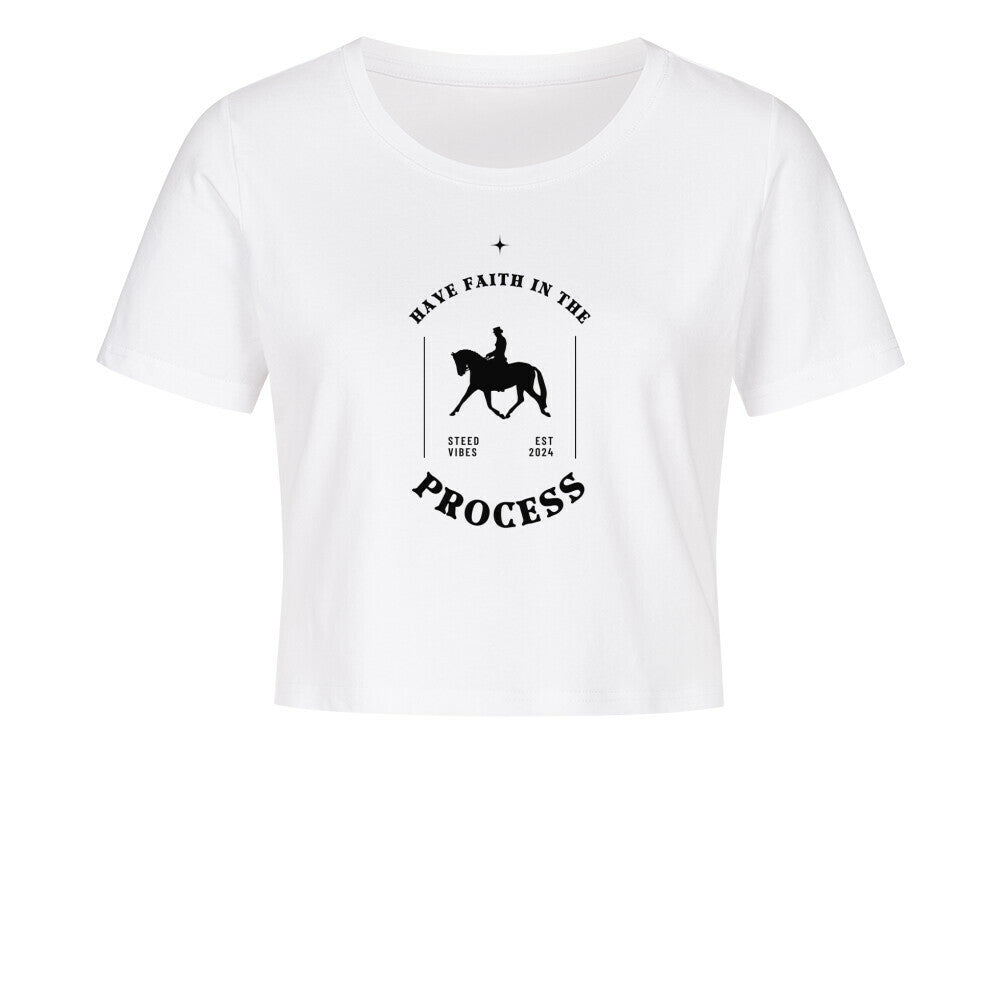Cropped Shirt mit Spruch HAVE FAITH IN THE PROCESS in Weiss - vorne