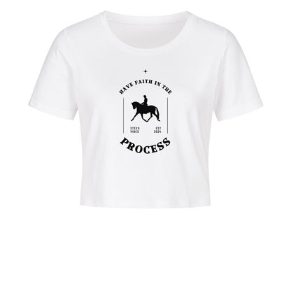 Cropped Shirt mit Spruch HAVE FAITH IN THE PROCESS in Weiss - vorne