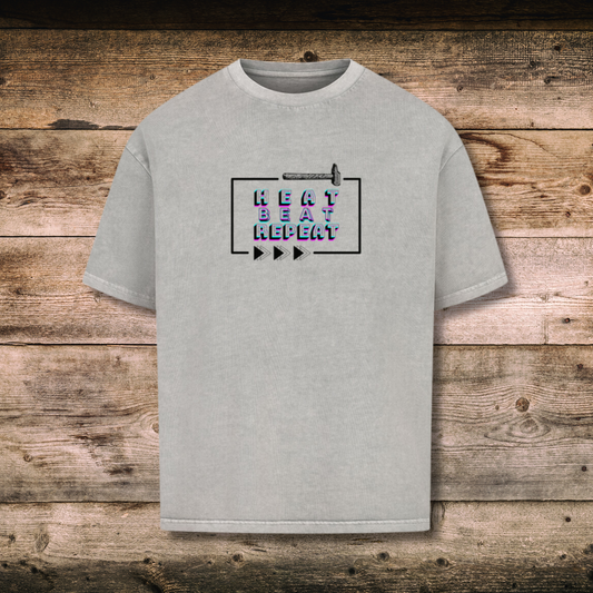 Oversized Herren-Shirt HEAT BEAT REPEAT in Washed Light Grey auf Holz