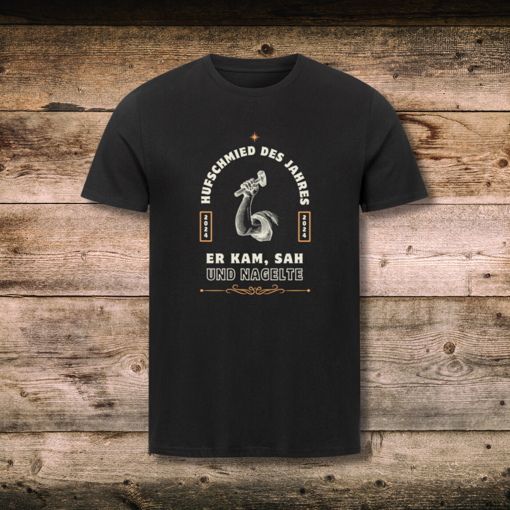 Fitted Herren-BIO-Shirt mit Spruch HUFSCHMIED DES JAHRES in Schwarz auf Holz