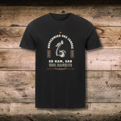 Fitted Herren-BIO-Shirt mit Spruch HUFSCHMIED DES JAHRES in Schwarz auf Holz