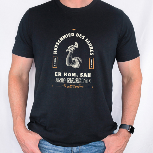 Mockup - Fitted Herren-BIO-Shirt mit Spruch HUFSCHMIED DES JAHRES in Schwarz
