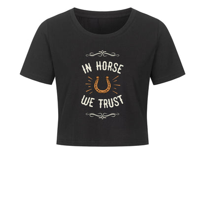 Cropped Shirt mit Spruch IN HORSE WE TRUST in Schwarz vorne