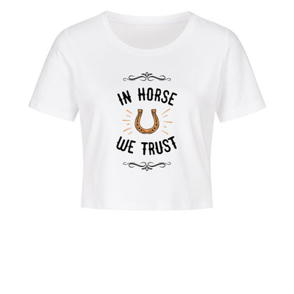 Cropped Shirt mit Spruch IN HORSE WE TRUST in Weiss vorne
