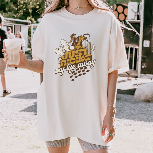 Mockup - Oversized Damen-Shirt JUST RIDING in Natural