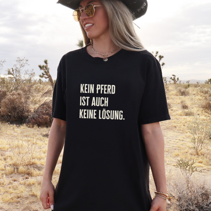 Mockup - Oversized Damen-Shirt KEIN PFERD in Schwarz