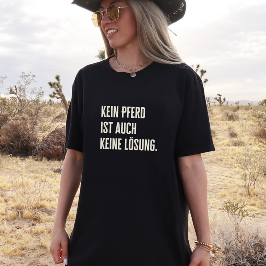 Mockup - Oversized Damen-Shirt KEIN PFERD in Schwarz