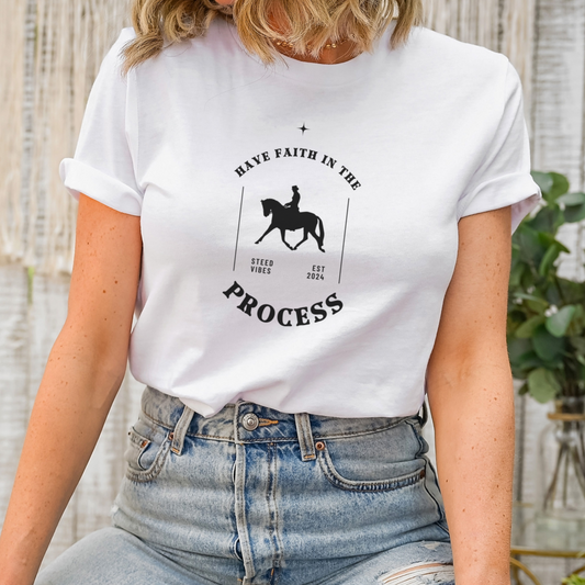 Mockup - Organic Damen-Shirt mit Spruch PROCESS in Weiss