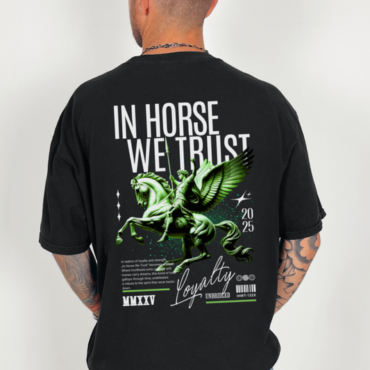 Mockup - Oversized Herren-Shirt mit Spruch IN HORSE WE TRUST in Schwarz hinten