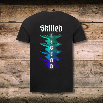 Fitted Herren-Shirt SKILLED LEGEND in Schwarz - hinten auf Holz