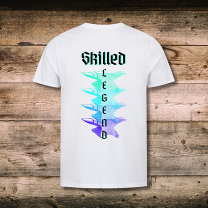 Fitted Herren-Shirt SKILLED LEGEND in Weiss - hinten auf Holz