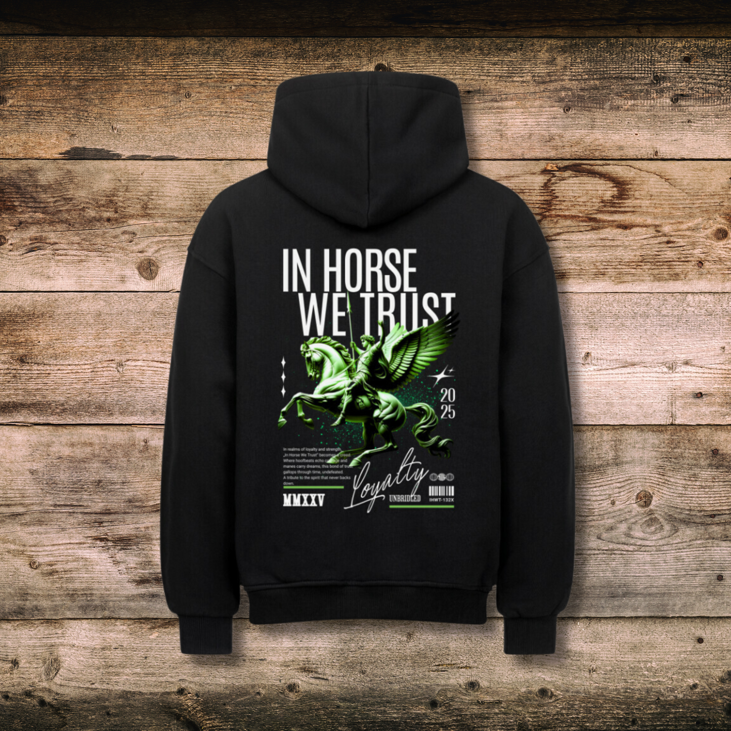Oversized Damen-Hoodie TRUST in Schwarz hinten auf Holz