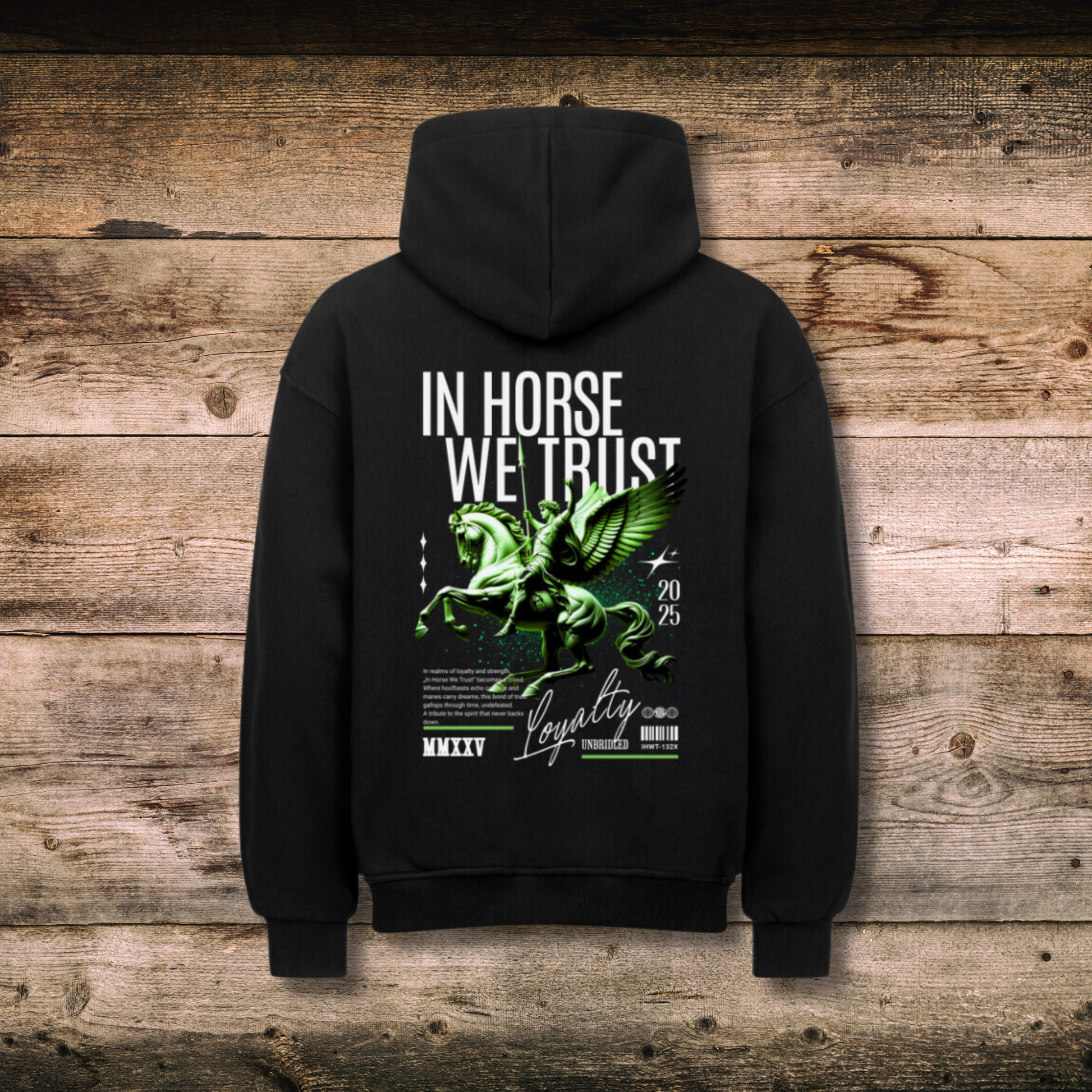 Oversized Damen-Hoodie TRUST in Schwarz hinten auf Holz