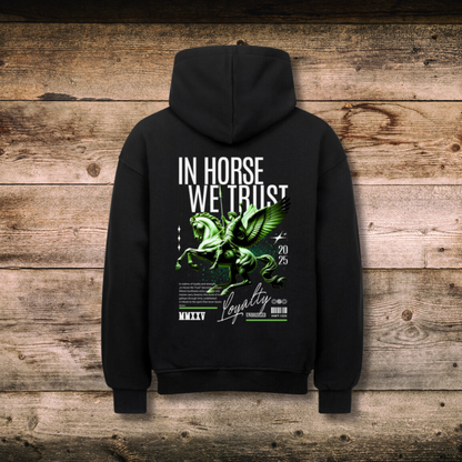 Oversized Damen-Hoodie TRUST in Schwarz hinten auf Holz