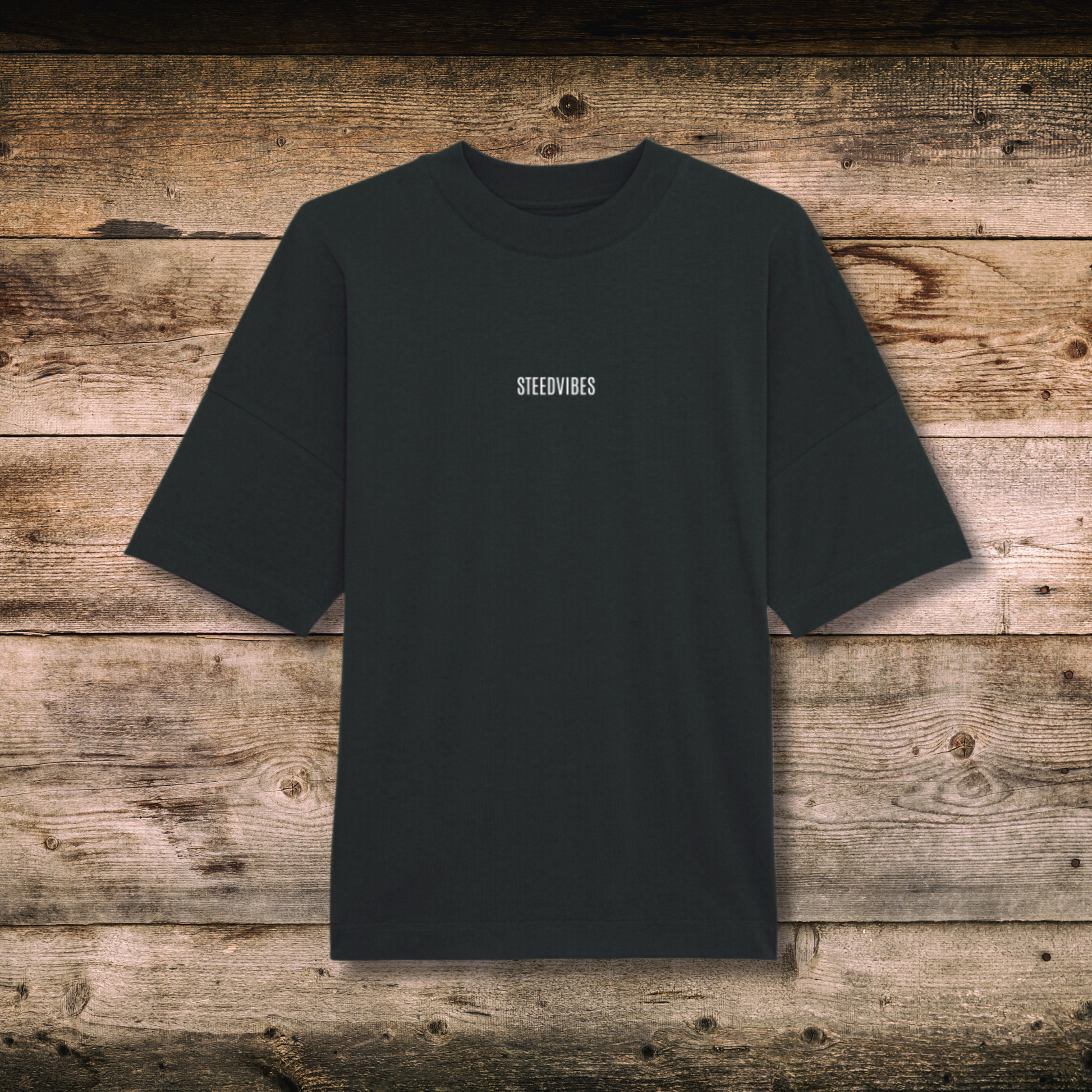 Oversized Damen-Shirt TRUST in Schwarz vorne auf Holz