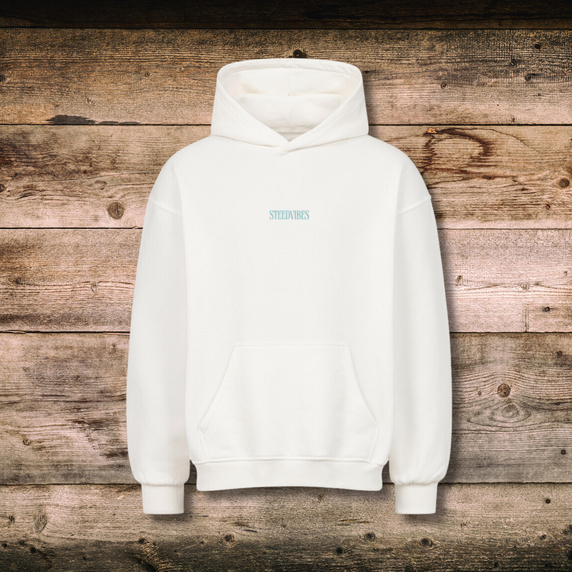Oversized Damen-Hoodie YEE HAW in Weiss vorne auf Holz